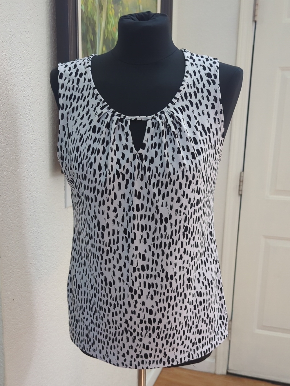 Ann Taylor Black & White Sleeveless Dot-Print Keyhole Blouse-Women Size Medium